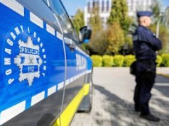 Dzieci potrącone niedaleko szkoły. Kierowca uciekł, szuka go policja