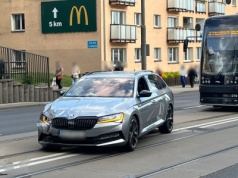 Zderzenie BMW i skody. Ruch tramwajów wstrzymany