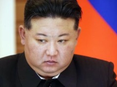 Kim wściekły z powodu nieudanego wodowania niszczyciela. 