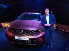 Nowy hybrydowy Renault Koleos 241 KM 2025 debiutuje na wybranych rynkach