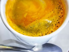 Wcale nie mleko czy cukier. Wsyp odrobinę do kawy, a będzie jeszcze smaczniejsza
