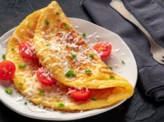 Biorę 2 jajka i serek wiejski. Po chwili mam pyszny i wyjątkowo puszysty omlet