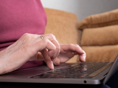 Myślały, że piszą z amerykańskimi żołnierzami. 60-latka straciła ponad 340 tys. zł