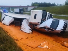 Poważny wypadek na A1. Z ciężarówki wyciekł sos pomidorowy