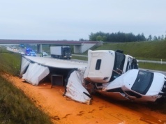 Nietypowe zdarzenie na autostradzie A1. Z ciężarówki wylał się sos pomidorowy