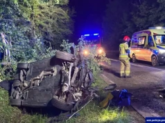 Nocny wypadek na DK51. Młody kierowca w szpitalu po zderzeniu z drzewem