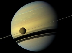 Atmosfera Tytana buja się jak żyroskop. Co tam się dzieje?