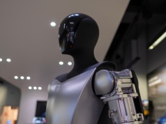 Pokazali, co potrafi robot Tesli. Przestał udawać, że tańczy i teraz bliżej mu do gosposi