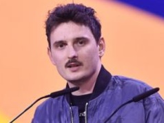 Dawid Podsiadło nie miał łatwej relacji z ojcem. Rozliczył się z nim w piosence. "Wznieś kieliszek i znów się napij"