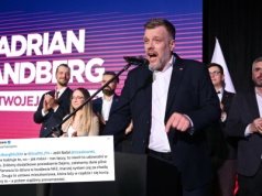 Zandberg śmieszkuje z 