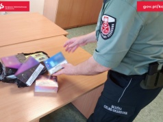 „Dodatki” do przesyłek niedaleko Bydgoszczy. Służby znalazły e-papierosy i tytoń w sortowni [zdjęcia]