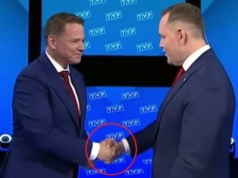 Zgrzyt na początku debaty. Internauci zwracają uwagę na moment uścisku dłoni: „Łapa boli” [WIDEO]