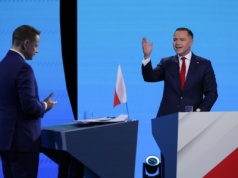 Debata/ Trzaskowski spytał Nawrockiego o relacje z półświatkiem; Nawrocki wręczył mu zdjęcie Trzaskowskiego z „pedofilem z Targówka”