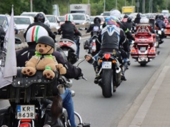 Parada motocyklistów przejechała przez Kraków [ZDJĘCIA]