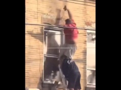 Uratowany z pożaru zginął w trakcie ewakuacji. Dramatyczne nagranie [VIDEO]