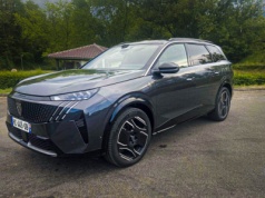 Nowy Peugeot e-5008 przetestowany na autostradzie. „Jest po prostu znakomity!”