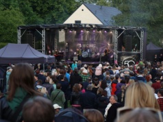 Dworek Białoprądnicki. Koncert gwiazdy przyciągnął tłumy mieszkańców [ZDJĘCIA]