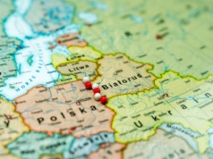Złoty telefon. Szokujące wątki ws. przemytników migrantów