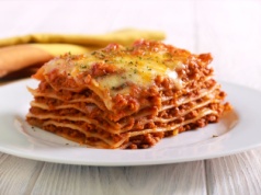 Lasagne z mięsem jak z prawdziwej włoskiej knajpki. Przepis na niedzielny obiad