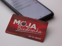 Karta Moja Biedronka ma ukrytą funkcją. Mało kto wie, że wystarczy kliknąć w aplikacji