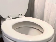 Kuchenny likwidator żółtych plam na desce WC. Będzie biała jak nowa