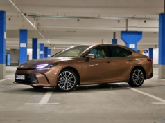 Hybrydowa Toyota Camry Executive. Tak się modernizuje popularne japońskie samochody w 2025 r.