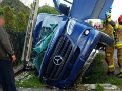 Koszmarny wypadek na Lubelszczyźnie. Bus uderzył w słup energetyczny. Na miejscu strażacy