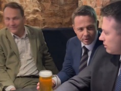Trzaskowski poszedł do baru Mentzena. Ludzie zaczęli na niego krzyczeć! [WIDEO]