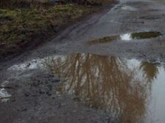 Kamieni nawieźli za darmo. Burmistrz: Bierzcie i rozsypujcie
