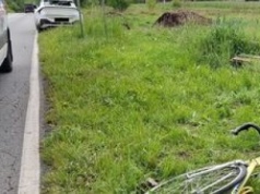 Głową w osobówkę. Kask uratował rowerzystę