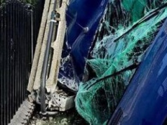 Bus uderzył w słup. Jechało nim osiem osób
