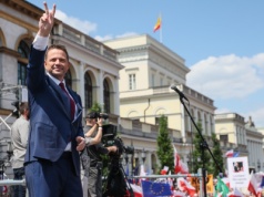 Dwa marsze w Warszawie. Hołownia: chcecie mieć prezydenta, co trzaska, czy takiego co strzela w dziąsło? [RELACJA]