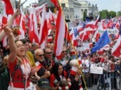 Dwa konkurencyjne marsze w Warszawie. Tusk: Polsko obudź się! RELACJA NA ŻYWO