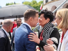 Joanna Senyszyn wręczyła żonie Rafała Trzaskowskiego czerwone korale. 