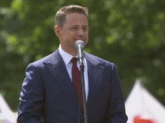 Rafał Trzaskowski apeluje do wyborców na marszu. 