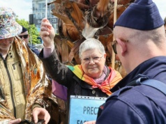 Znana aktywistka na marszu Karola Nawrockiego. Otoczyła ją policja