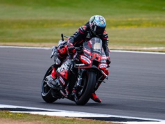 MotoGP: Czerwona flaga ratuje Marquezów, Bezzecchi triumfuje na Silverstone!