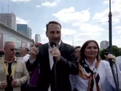 Sikorski na marszu Trzaskowskiego wymienił Mentzena. „Chcę podziękować” [WIDEO]