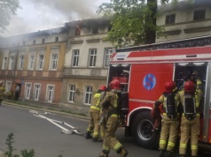 Pożar przy torowisku oraz płonące poddasze [ZDJĘCIA]