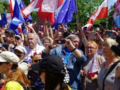 Marsze poparcia Nawrockiego i Trzaskowskiego w stolicy. Frekwencja