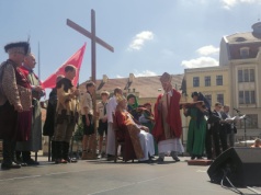 Bydgoszcz. Inscenizacja koronacji pierwszego króla Polski oraz Marsz Życia i Rodziny [WIDEO]