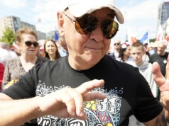 Jerzy Owsiak na marszu Rafała Trzaskowskiego. 