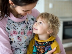 Po czym rozpoznasz, że twoje dziecko jest szczęśliwe? Te 3 sygnały dają do myślenia