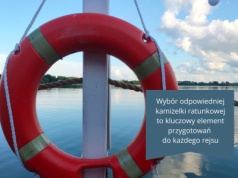 Kamizelka ratunkowa – jaką na Mazury a jaką na Bałtyk?