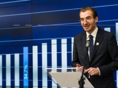 Pieniądze z dopłat do elektryków pójdą na szkoły. Wiceminister o kulisach nowej rewizji KPO