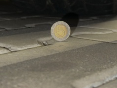 Jak sprawdzić zużycie opon? Ten prosty trik z monetą zna niewielu kierowców