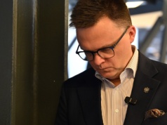 Hołownia zadał Trzaskowskiemu cios. Notowania zaczęły spadać