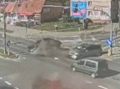 71-latek wjechał na czerwonym i staranował auta!
