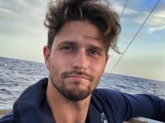 Polak samotnie przepłynął Ocean Spokojny i zachwycił świat. Kojarzysz tę twarz? To znany aktor!