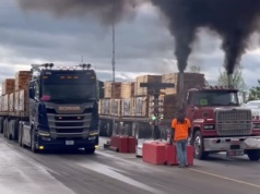 Seryjna Scania R770 na amerykańskich wyścigach, z łącznie 54-tonowymi naczepami